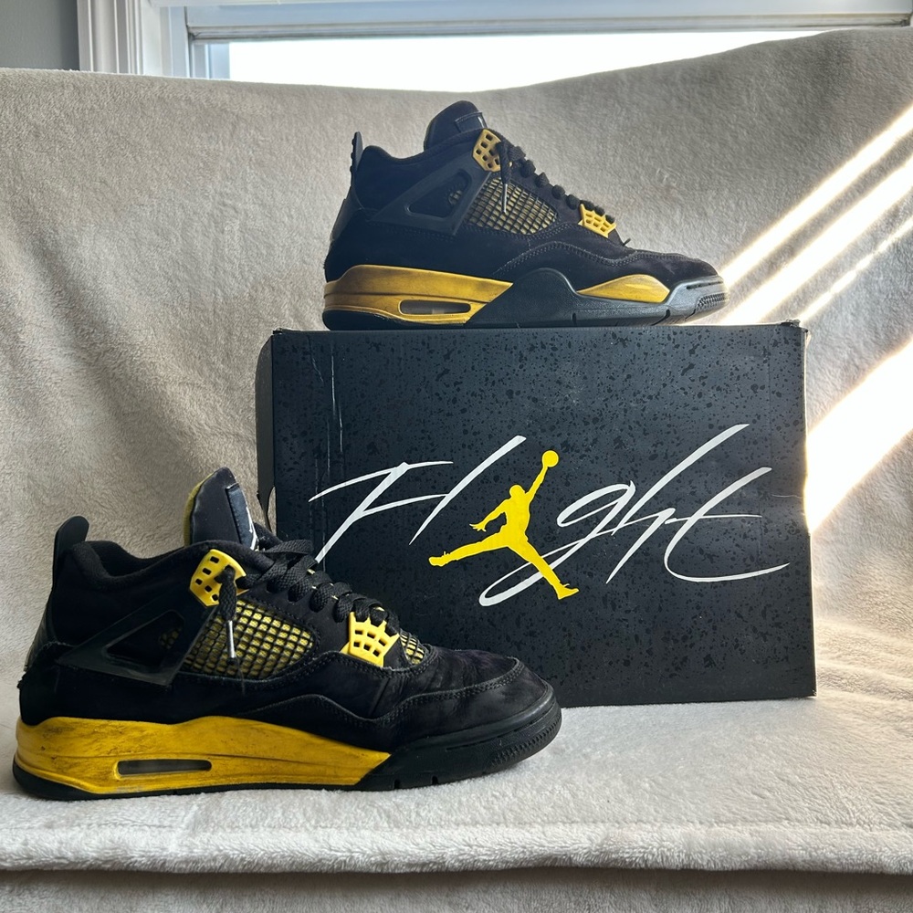 Air Jordan 4 Thunders Black and Yellow Size 9